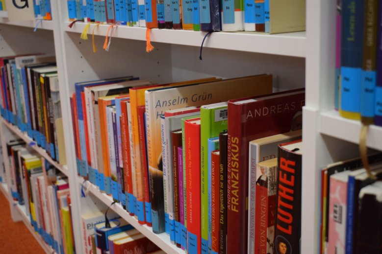 Blick auf ein Bücherregal der Stadtbibliothek