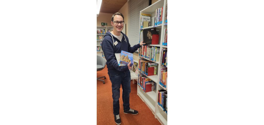 Philipp Helmers mit Büchern in der Stadtbibliothek Oelde