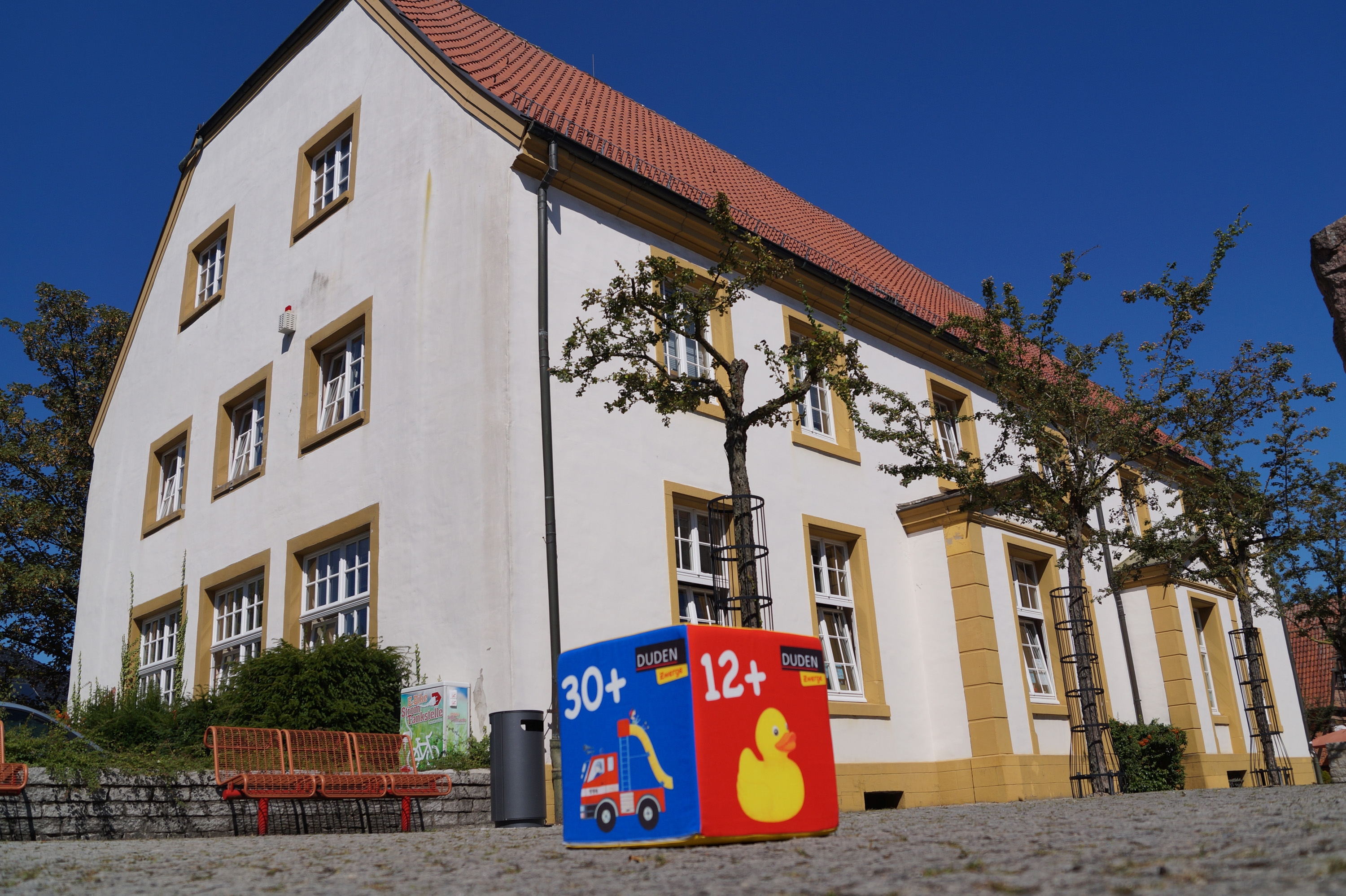 Blick auf die Bibliothek im Vordergrund ein Kinderbuch