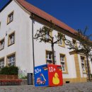 Blick auf die Bibliothek im Vordergrund ein Kinderbuch