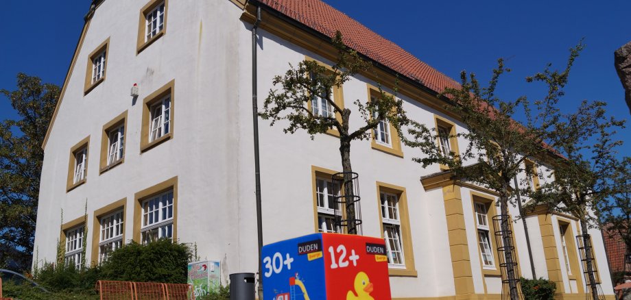 Blick auf die Bibliothek im Vordergrund ein Kinderbuch