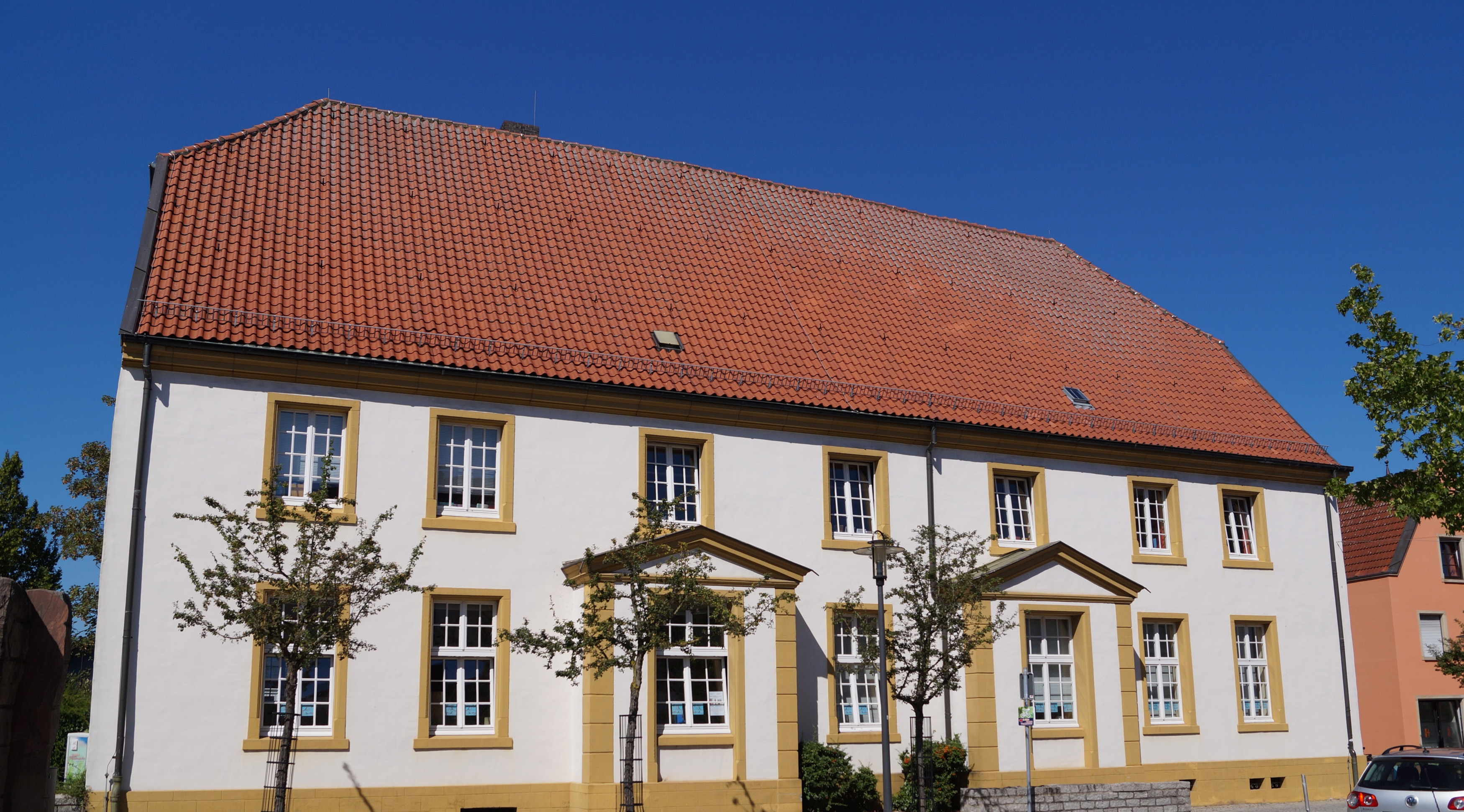 Blick auf die Stadtbibliothek von der Straße her