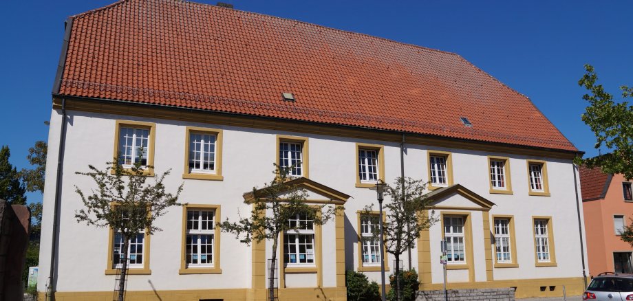 Blick auf die Stadtbibliothek von der Straße her