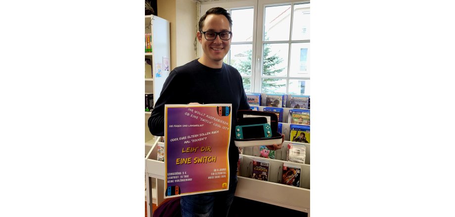 Philipp Helmers Mitarbeiter der Bibliothek mit einer Nintendo Switch