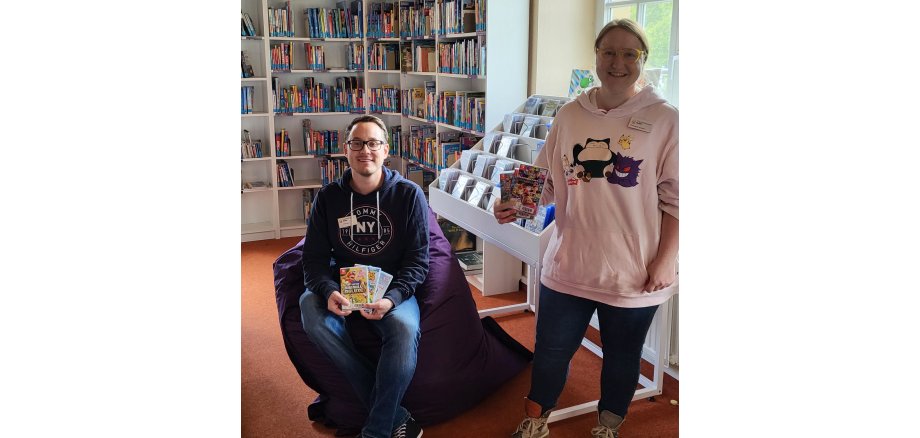 Philipp Helmers und Franziska Huhnke in der neuen Gaming Ecke der Stadtbibliothek