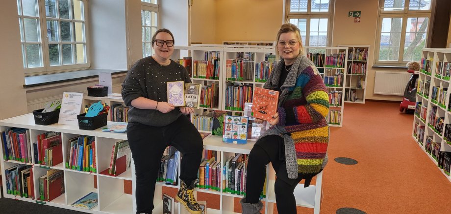 Franziska Huhnke und Birgitt Wunderlich in der Kinderbibliothek mit neuen und alten Klassikern für Kinder und Erwachsene. 