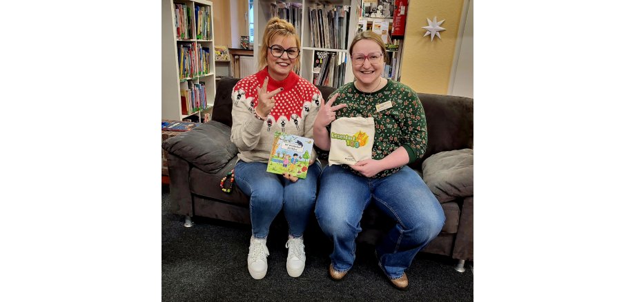 Birgitt Wunderlich und Franziska Huhnke mit den Lesestart Tüten in der Bibliothek