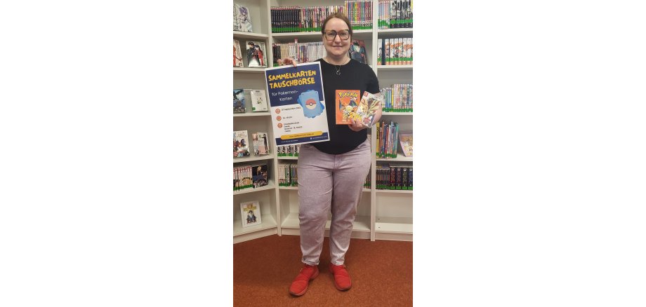 Franziska Huhnke Leiterin der Stadtbibliothek mit einem Plakat zu Pokemontauschbörse