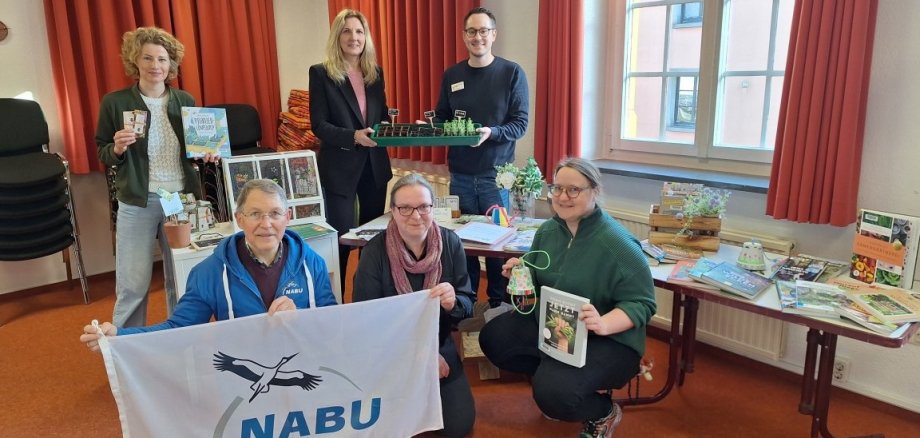Vom Lins: Stephanie Gröne, Klimamanagement, Bürgermeisterin Karin Rodeheger, Philipp Helmers, Stadtbibliothek und Mitglieder des NABu Oelde, sowie Franziska Huhnke anlässlich der Eröffnung der Saatgutbibliothek.