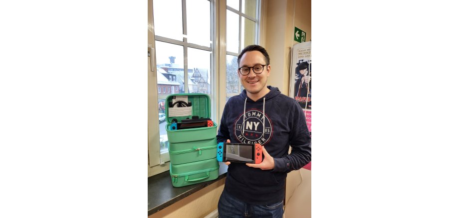 Philipp Helmers, Stadtbibliothek Oelde mit drei neuen Switch-Konsolen zum Ausleihen.