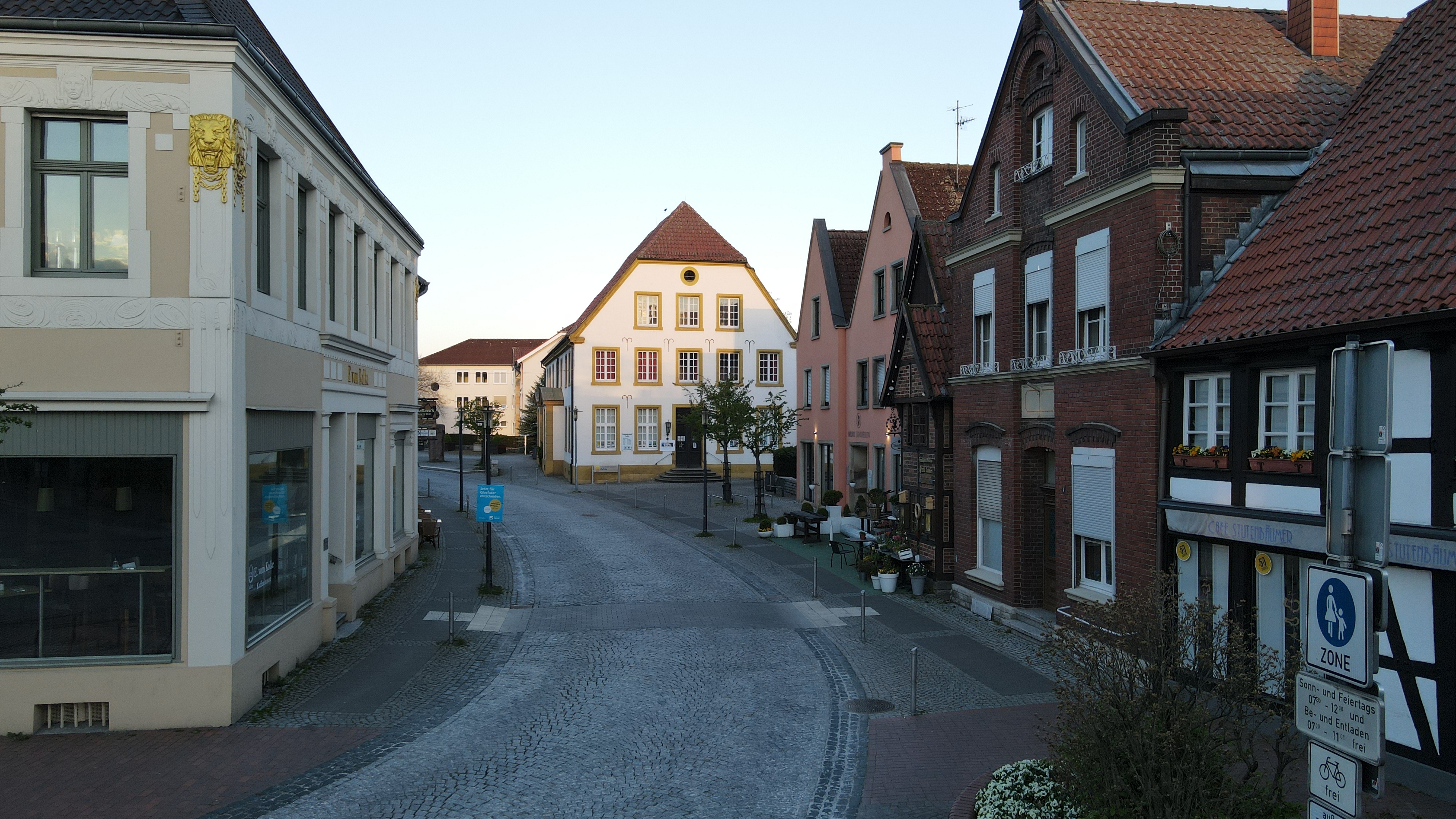 Sicht auf die Stadtbibliothek von der Fußgängerzone aus